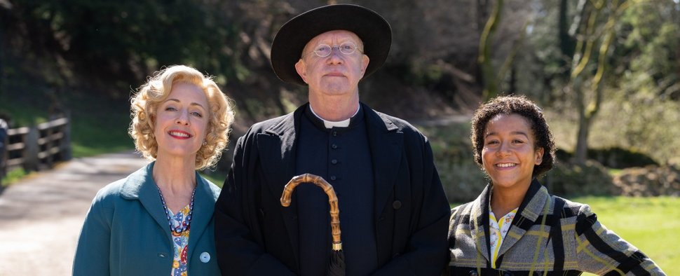 „Father Brown“ mit Mrs Devine (Claudie Blakley, l.), Father Brown (Mark Williams, M.) und Brenda Palmer (Ruby-May Martinwood, r.) – Bild: BBC