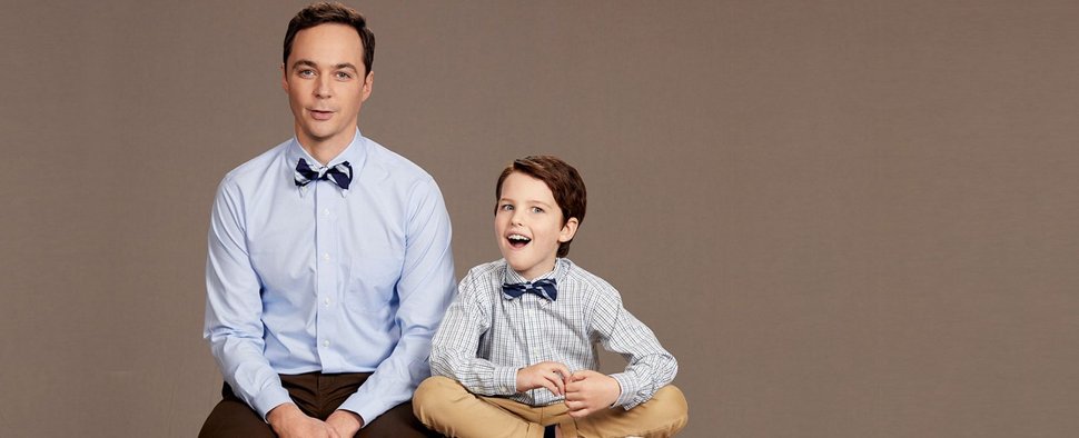 Der alte (Jim Parsons) und der junge Sheldon (Iain Armitage) – Bild: © Warner Bros.