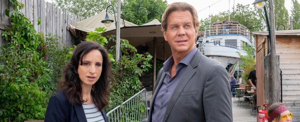 „Der Alte“ mit Annabell Lorenz (Stephanie Stumph) und Caspar Bergmann (Thomas Heinze) – Bild: ZDF/Erika Hauri