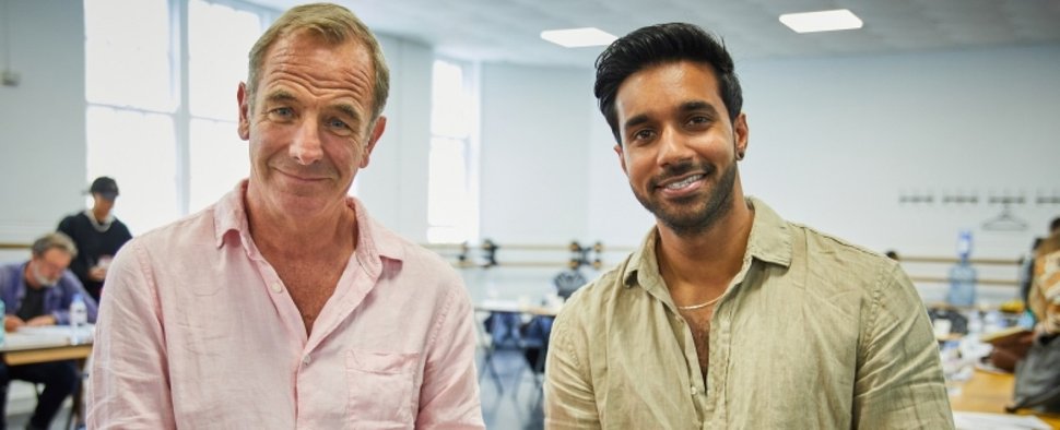Das neue Ermittlerteam: Robson Green (l.) und Rishi Nair bei den Proben zu „Grantchester“ – Bild: Jonathan Ford/ITV