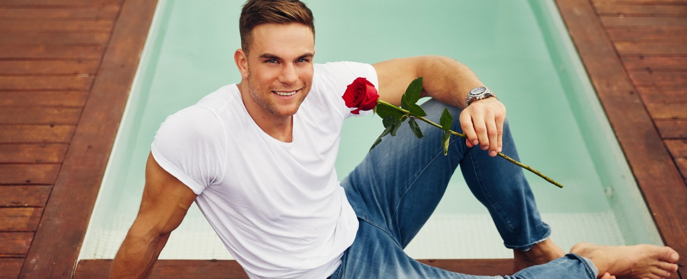 Quoten: „Der Bachelor“ startet stark, „The Passage“ geht völlig baden – „Die Wollnys“ kehren erfolgreich zurück, „Das Mädchen am Strand“ liegt insgesamt vorn – Bild: TVNOW/​Arya Shirazi