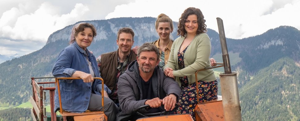 „Der Bergdoktor“: Der Cast um Hans Sigl (M.) in der 16. Staffel – Bild: ZDF/Erika Hauri