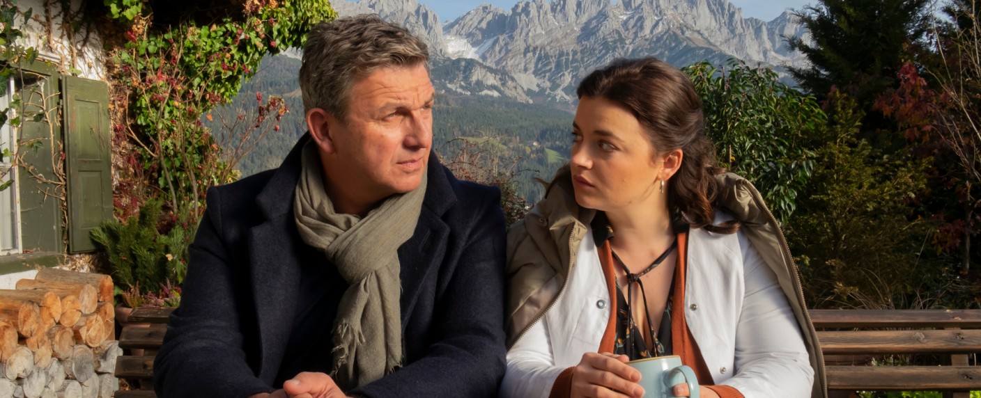 „Der Bergdoktor“-Staffelfinale um eine Woche verschoben – „Markus Lanz“-Special zum Ukraine-Krieg im ZDF an diesem Donnerstag – Bild: ZDF/​Erika Hauri