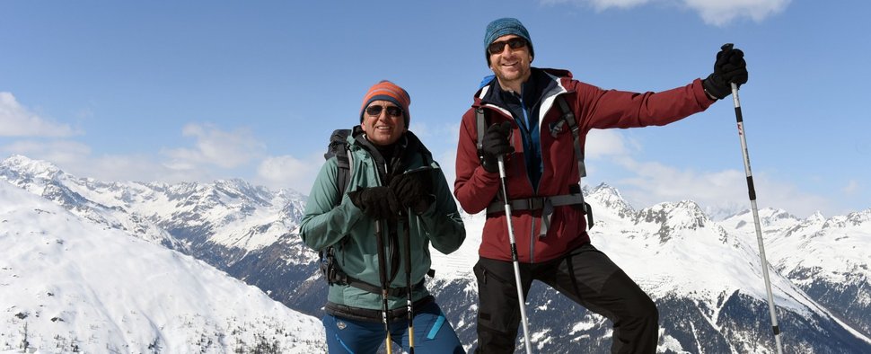 „Der Bergdoktor“: Dr. Martin Gruber (Hans Sigl) und Hans Gruber (Heiko Ruprecht) im neuen Winterspecial – Bild: ZDF/Barbara Bauriedl