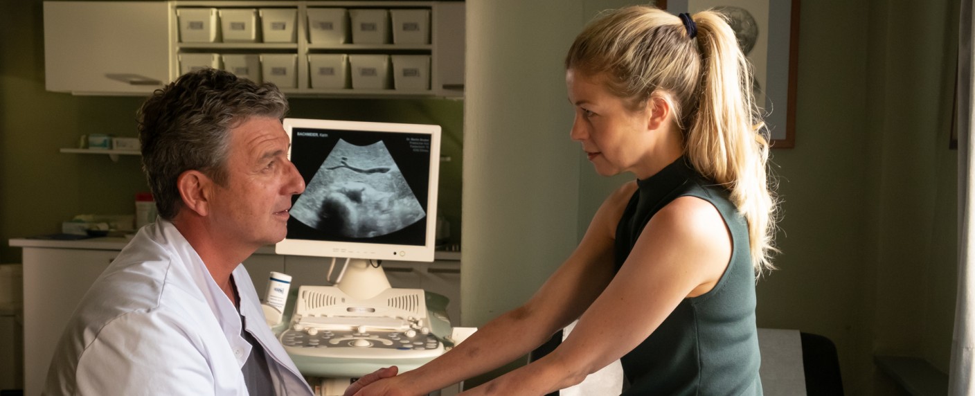 Quoten: „Der Bergdoktor“ feiert tolles Comeback, „LEGO Masters“ endet versöhnlich – Auch „Wolfsland“ überzeugt, Hermanns-Abschied aus dem „Quatsch Comedy Club“ solide – Bild: ZDF/​Erika Hauri