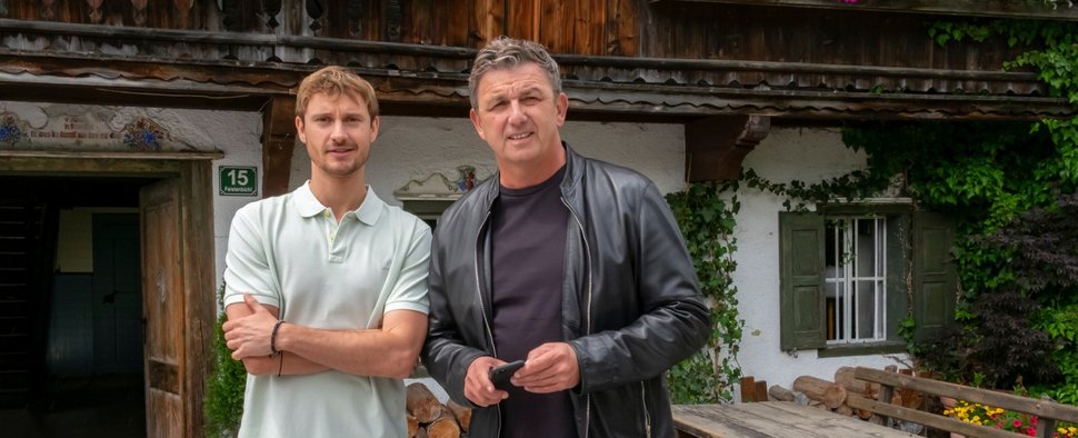 „Der Bergdoktor“: Dr. Martin Gruber (Hans Sigl, r.) und sein Assistent David Kästner (Frédéric Brossier, l.) – Bild: ZDF/Erika Hauri