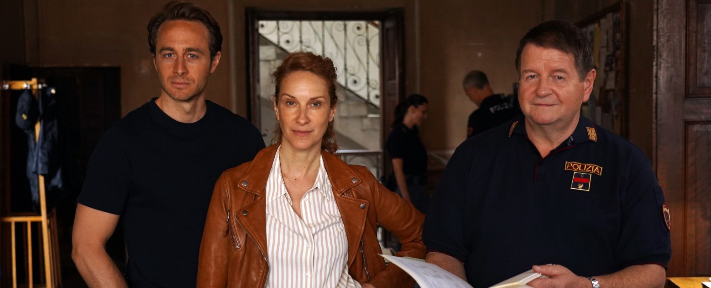 „Der Bozen-Krimi“: Chiara Schoras ermittelt in zwei weiteren Fällen – Drehstart zu neuen Folgen der ARD-Krimireihe mit Hendrik Duryn („Der Lehrer“) in Gastrolle – Bild: ARD Degeto/​Hans-Joachim Pfeiffer