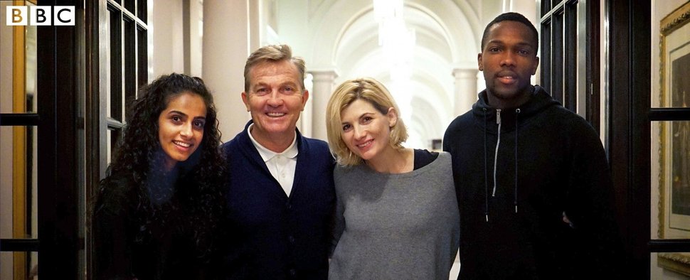 Der Cast der elften Staffel von „Doctor Who“: (v.l.) Mandip Gill (Yasmin), Bradley Walsh (Graham), Jodie Whittaker (The Doctor) und Tosin Cole (Ryan) – Bild: BBC