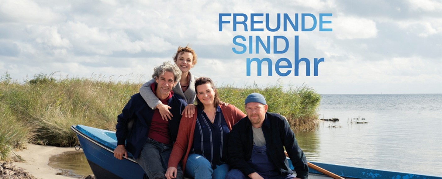 „Freunde sind mehr“: ZDF kündigt neue „Herzkino“-Reihe mit Jörg Schüttauf an – Familienserie über eine eingeschworene Freundschaft auf Rügen – Bild: ZDF/​die film gmbh Berlin
