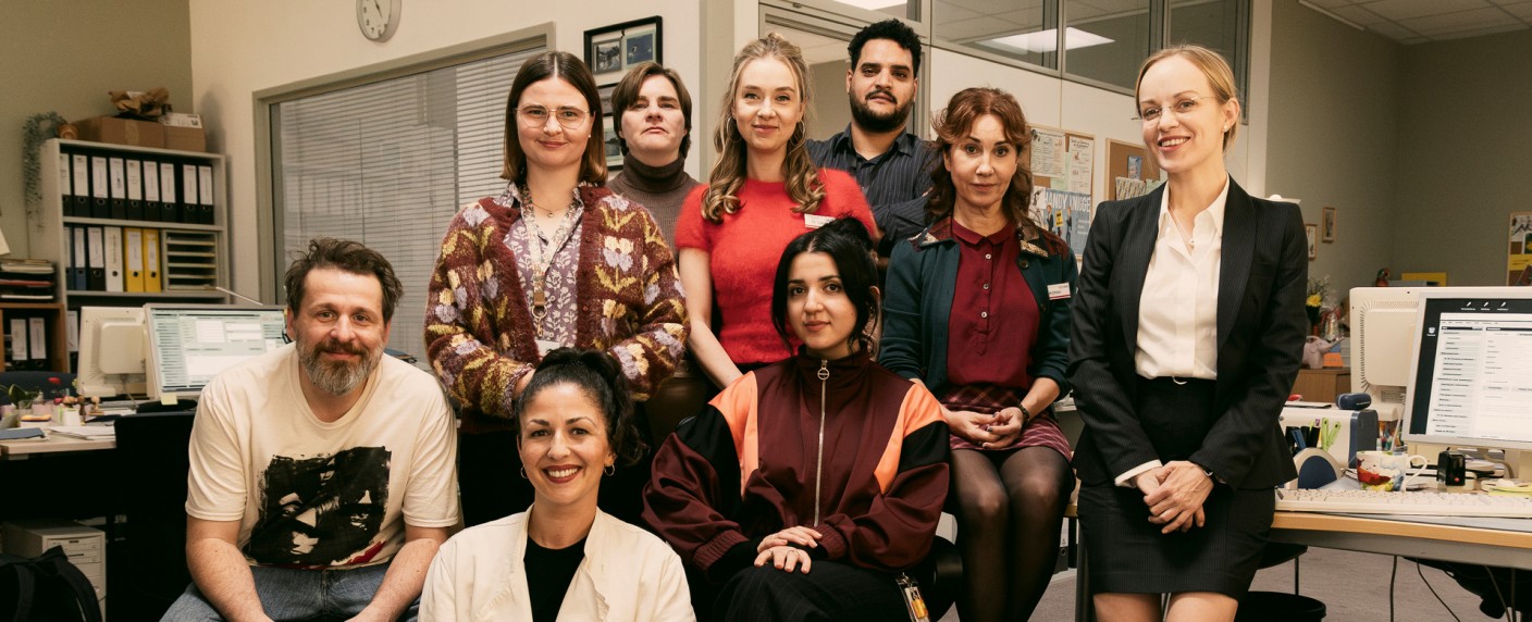 Neue ZDFneo-Mockumentary mit Ex-„Tatort“-Star schaut Beamten auf die Finger – „Die Behörde“ entsteht als Improvisationscomedy – Bild: ZDF/​Sofia Cecilia Velasquez Cruz