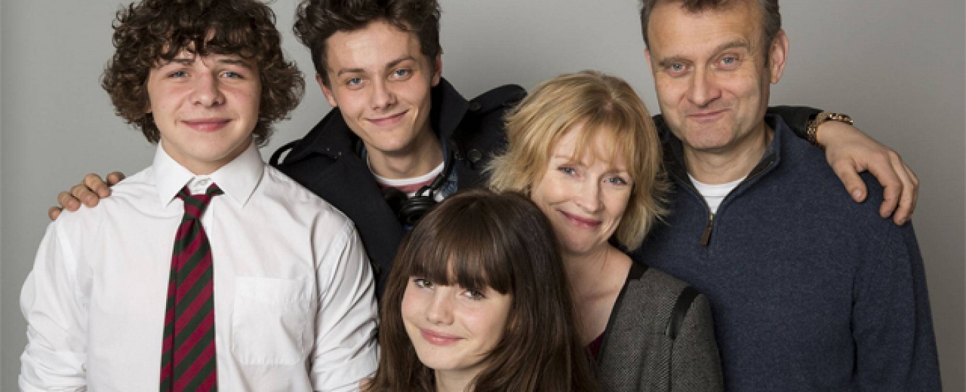 Weihnachtsspecial für „Outnumbered“ bei BBC One, Startdatum für „The Level“ bei ITV – Serienneuigkeiten aus Großbritannien – Bild: BBC one (2014)