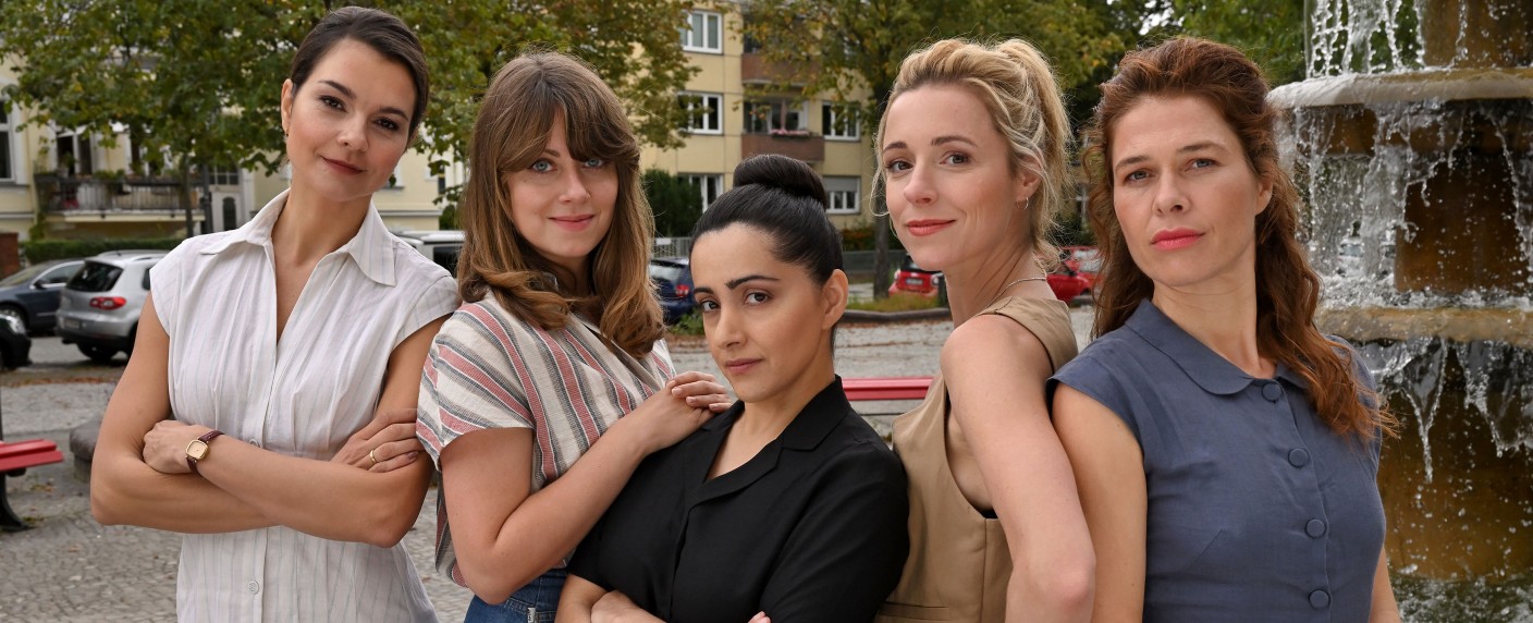 „Wendehammer“: Neue ZDF-Familienserie angekündigt – Sechsteilige Serie mit Meike Droste („Mord mit Aussicht“) und Alice Dwyer („Honigfrauen“) – Bild: ZDF/​Hardy Spitz