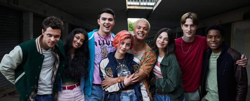 Die Protagonisten der zweiten Staffel von „Tell Me Everything“: (v. l.) Josh, Naisha, Dylan, Ella, Tommy, Bex, Jonny und Luke – Bild: ITVX