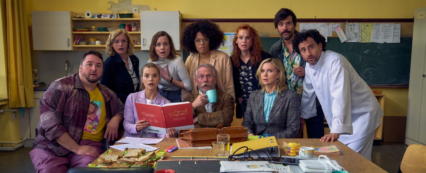 „Andere Eltern“: Improv-Comedy geht im Sommer im ZDF zur Schule – Nachfolgefilm über chaotische Erziehungsberechtigte in Köln-Nippes – Bild: ZDF /​ Frank Dicks