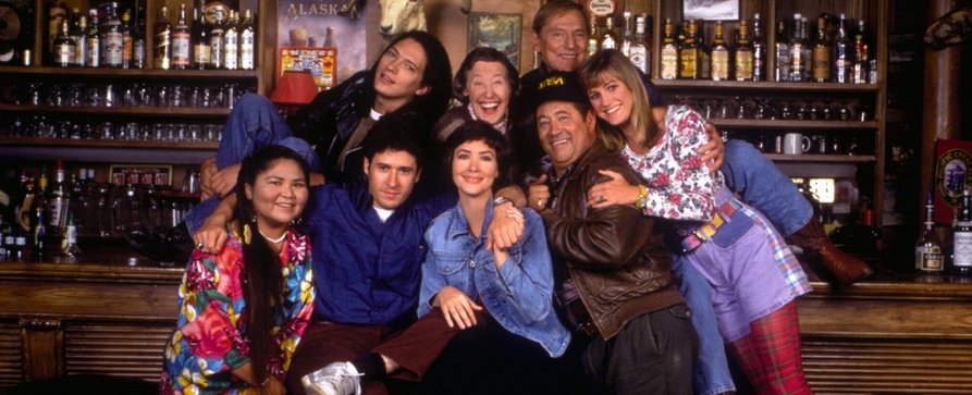„Ausgerechnet Alaska“: Beliebte US-Dramedy mit Rob Morrow („Numb3rs“) nach neun Jahren zurück – RTL+ holt überraschend Serienhit der 1990er Jahre ins Programm – Bild: Universal TV
