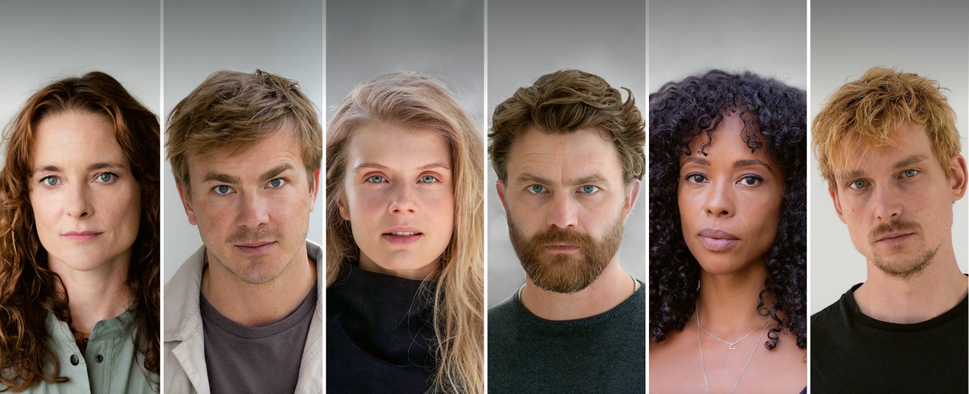 Albrecht Schuch und Friedrick Mücke kommen zur „Bestattung eines Hundes“ – Sky verkündet Cast für Verfilmung von Thomas-Pletzinger-Bestseller – Bild: Flare Entertainment/​Frédéric Batier