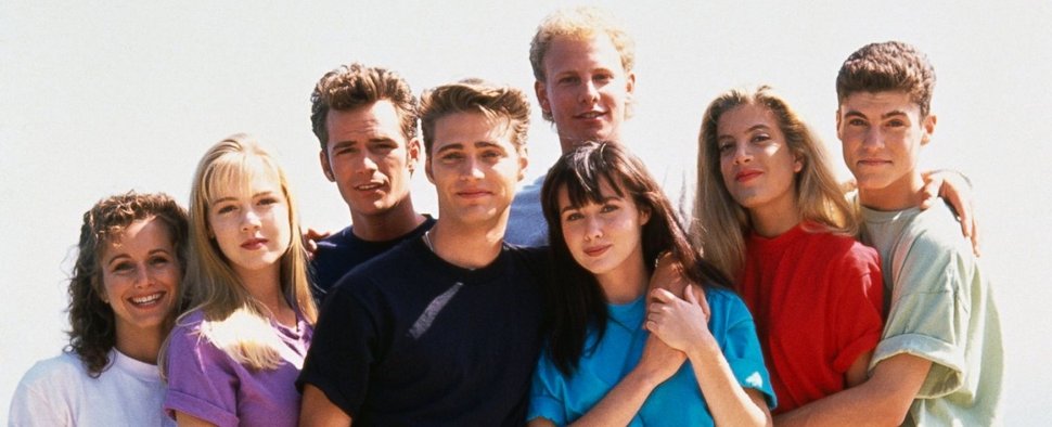 Der Cast von „Beverly Hills, 90210“: (V.l) Gabrielle Carteris, Jennie Garth, Luke Perry, Jason Priestley, Ian Ziering, Shannen Doherty, Tori Spelling und Brian Austin Green. – Bild: FOX