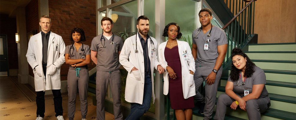 Der Cast von „Brilliant Minds“: (v. l.) Teddy Sears, Ashleigh LaThrop, Alex MacNicoll, Zachary Quinto, Tamberla Perry, Spence Moore II und Aury Krebs – Bild: NBC