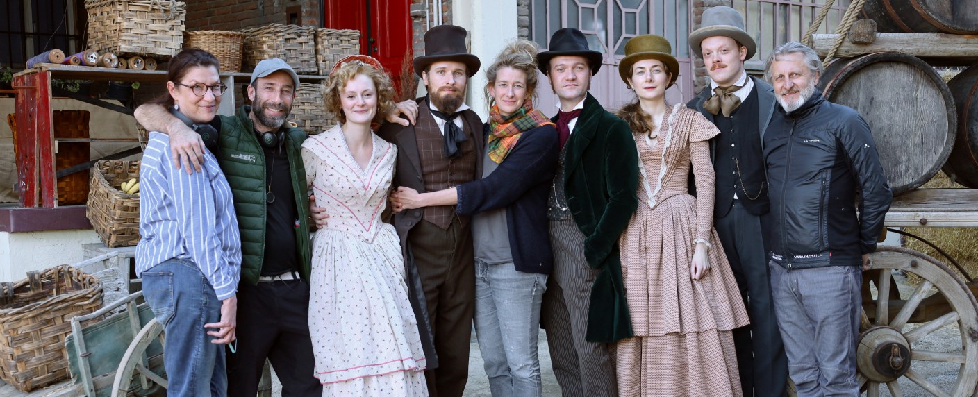 „Call Me Levi“: Historische Miniserie über Erfinder der Blue Jeans angekündigt – ARD-Produktion mit Vincent Redetzki, Anton von Lucke und Lea van Acken – Bild: ARD Degeto/​Lieblingsfilm/​Jan Stoltz