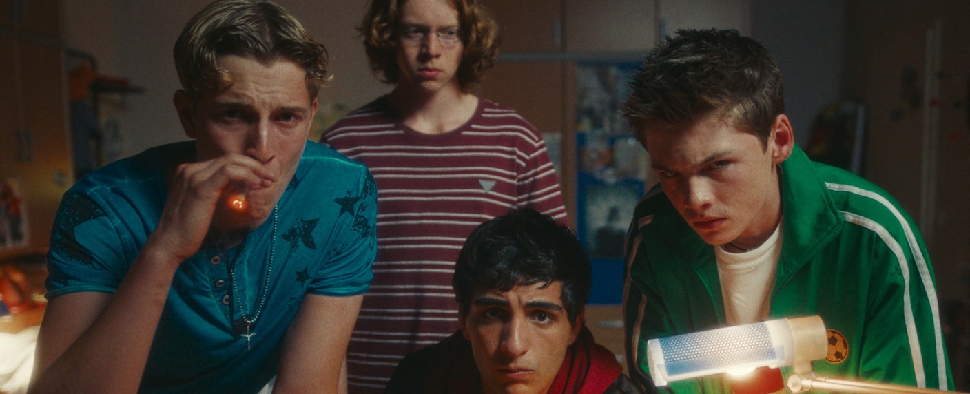 „Chabos“: ZDFneo zeigt Comedy mit Johannes Kienast und Anke Engelke – Nostalgietrip zurück in die 00er Jahre – Bild: ZDF/​Nikolaus Schreiber