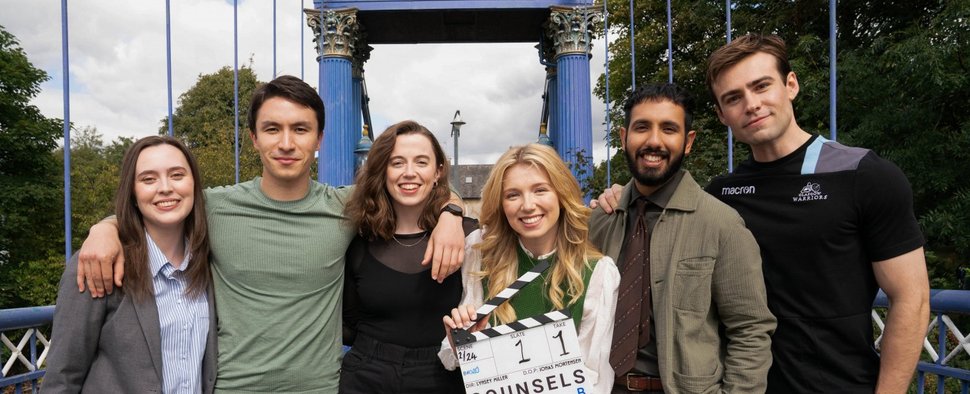 Der Cast von „Counsels“ zum Drehstart – Bild: BBC/Balloon/Mark Mainz