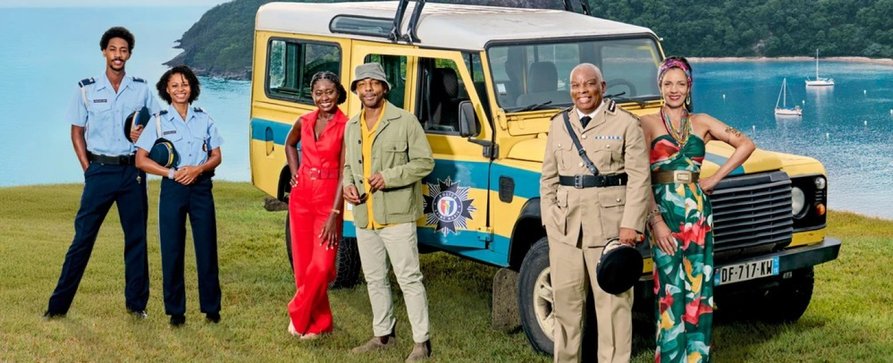 „Death in Paradise“: Erfolgreicher Inselkrimi staubt mehrjährige Verlängerung ab – Cast um Don Gilet kehrt komplett für Staffel 16 zurück – Bild: BBC /​ Red Planet Pictures /​ Lou Denim