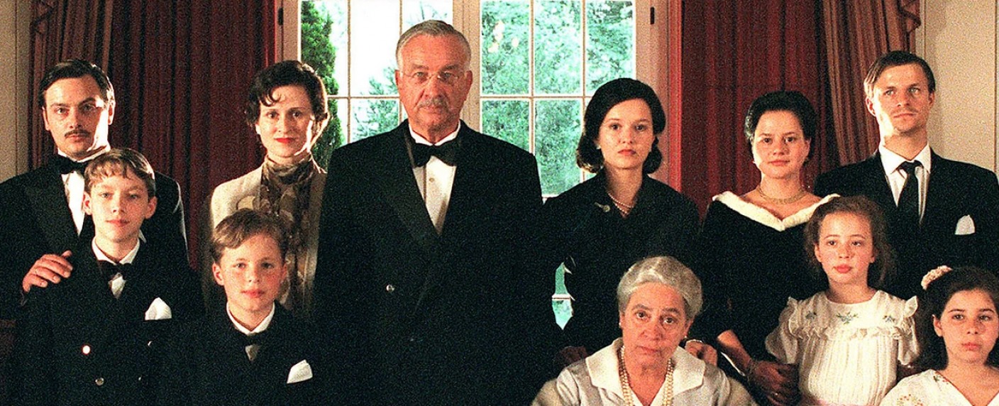 WDR wiederholt „Die Manns – Ein Jahrhundertroman“ – Dreiteiler mit Armin Mueller-Stahl und Sebastian Koch – Bild: C-Films/​ARD/​Arte/​SF