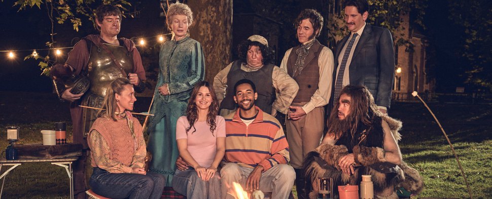 Der Cast von „Ghosts“ beim Dreh zur zweiten Staffel – Bild: BBC Studios Germany GmbH/Frank Dicks