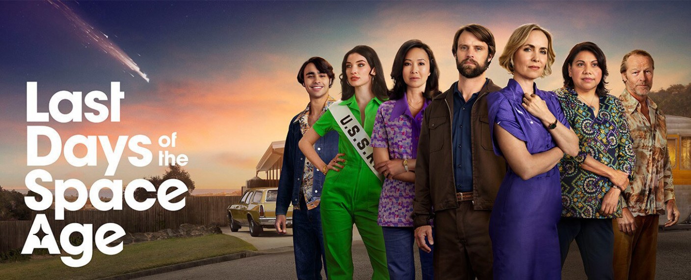 [UPDATE] „Last Days of the Space Age“: Starttermin und Trailer zur Dramedy mit „Chicago Fire“-Star Jesse Spencer bei Disney+ – Miniserie mit Radha Mitchell und „Game of Thrones“-Star Iain Glen – Bild: Disney+/​Hulu