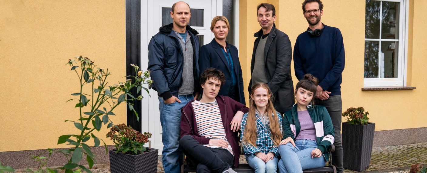 „Mirella Schulze rettet die Welt“: Drehstart für neue TVNOW-Dramedy um Klimaaktivistin – Neues Projekt von „Stromberg“-Autor Ralf Husmann – Bild: TVNOW /​ Julia Terjung