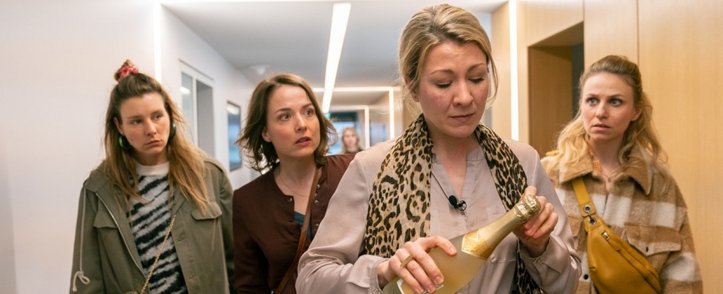 „Servus Baby“: Termine für dritte Staffel der bayerischen Comedy stehen fest – Frische Folgen zur Vorweihnachtszeit – Bild: BR/​PSSST! Film/​Marc Reimann