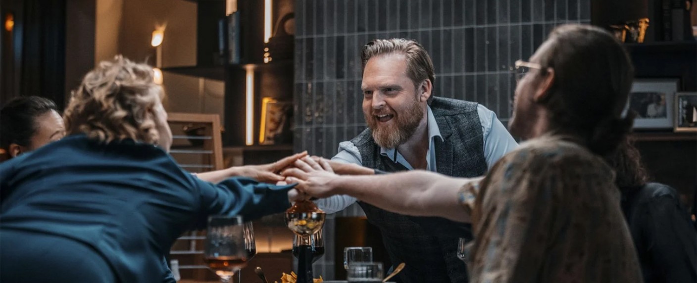 Ein „Spieleabend“ gerät aus den Fugen: Termin zur Netflix-Komödie mit Axel Stein gefunden – Trailer stellt Beziehungskomödie der „Dark“-Macher vor – Bild: Netflix