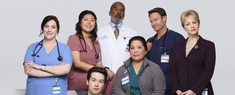 Der Cast von „St. Denis Medical“: (v. l.) Allison Tolman, Kahyun Kim, Mekki Leeper, David Alan Grier, Kaliko Kauahi, Josh Lawson und Wendi McLendon-Covey – Bild: NBC