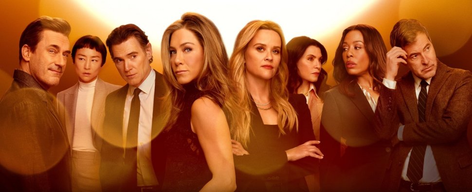 Der Cast von „The Morning Show“ mit Jennifer Aniston (4. v. l.) und Reese Witherspoon (4. v. r.) – Bild: Apple TV+