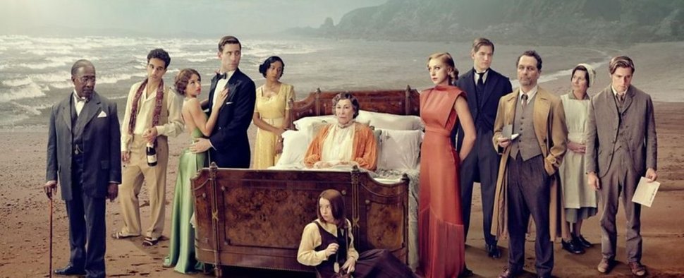 Der Cast von „Towards Zero“ um Anjelica Huston (im Bett) – Bild: BBC/Mammoth Screen/James Pardon