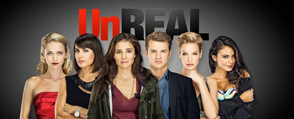 Der Cast von „UnReal“: Produzentin Rachel (Shiri Appleby, 3. v. l.), Chefin Quinn (Constance Zimmer, 2. v. l.) und die Teilnehmer von „Everlasting“ – Bild: Lifetime
