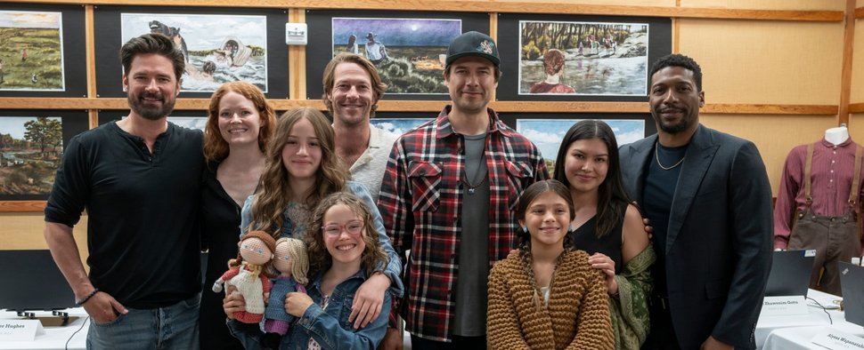 Der Cast von „Little House on the Prairie“ zum Produktionsstart – Bild: Netflix
