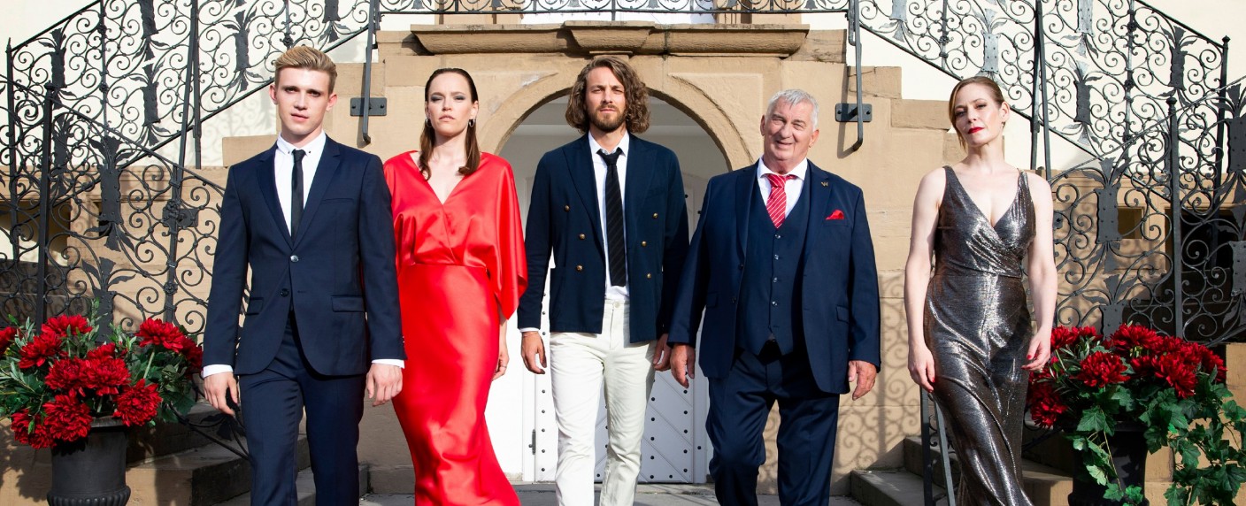 „Verbotene Liebe – Next Generation“: Vorspann zur Fortsetzung veröffentlicht – Neue Serie startet in einer Woche – Bild: TVNOW/​Julia Feldhagen