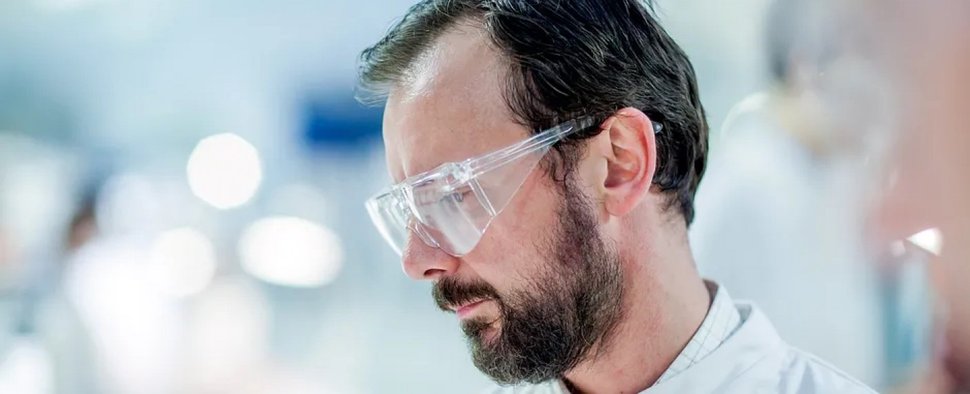 Alec Jeffreys (John Simm) forscht fieberhaft an der Entschlüsselung der DNA – bisher ohne Erfolg. – Bild: Robert Viglasky