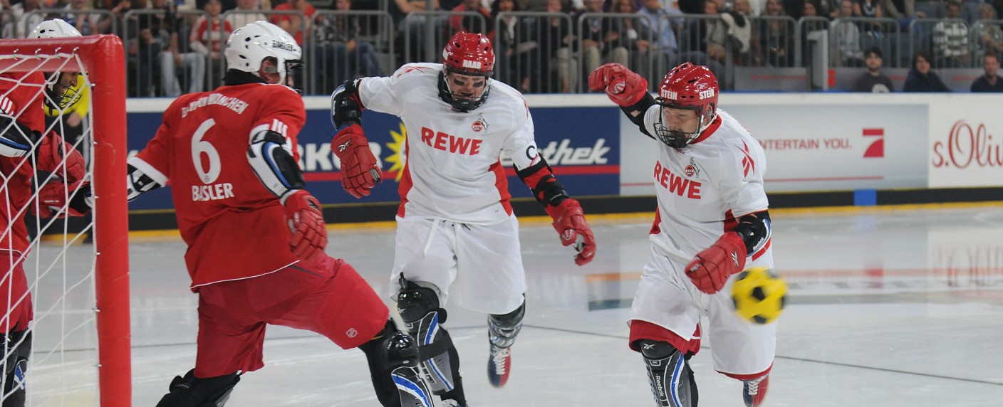 „Eisfußball Pokal“: Stefan Raab bittet wieder Fußballteams aufs Eis – Zweite Ausgabe des Sport-Events nach fünfjähriger Pause – Bild: ProSieben Television GmbH
