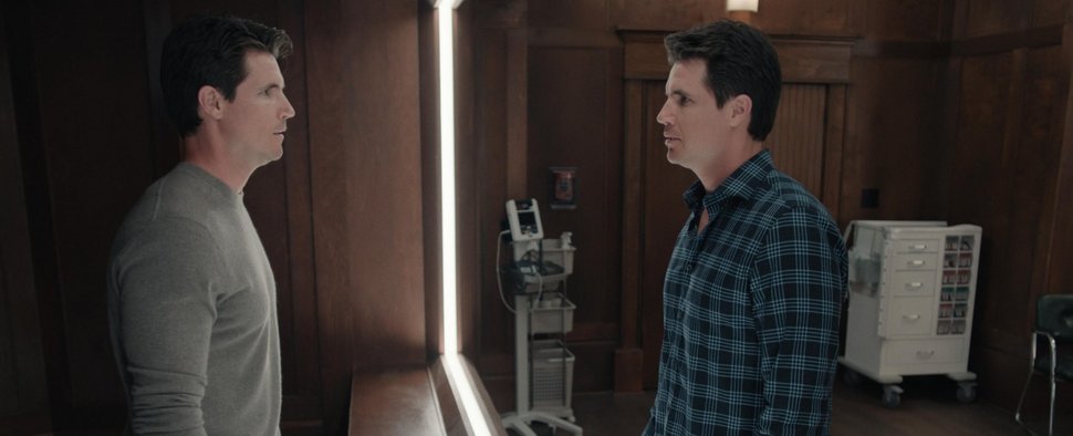 Der „doppelte Nathan“ (Robbie Amell) im „Selbstgespräch“: einmal in Fleisch und Blut, ein weiteres Mal digital – Bild: Amazon Prime Video