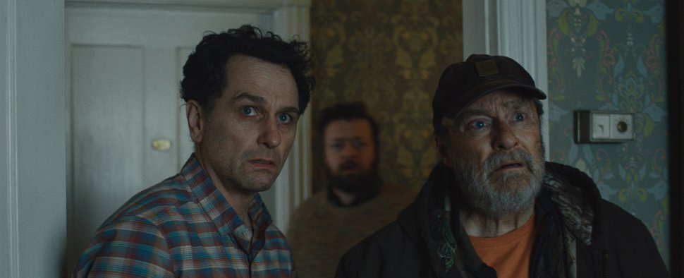 Der eine ist skeptisch, der andere ahnt Schlimmes: Bürgermeister Tom Loftis (Matthew Rhys, l.) und Fischer Wyck (Stephen Root, r.) müssen sich erst noch zusammenraufen. – Bild: Apple TV