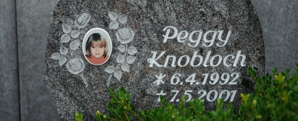 Der Gedenkstein der ermordeten Peggy Knobloch in Nordhalben – Bild: ZDF/Alexander Gheorghiu