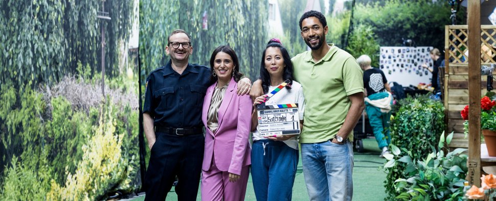 Der Hauptcast der Serie: (v. l. n. r.) Milan Peschel als Andi Knuppe, Maryam Zaree als Mari Sawadi, Minh-Khai Phan-Thi als Tracy Knuppe, Benito Bause als Theo Kröger – Bild: ZDF/Thomas Kierok