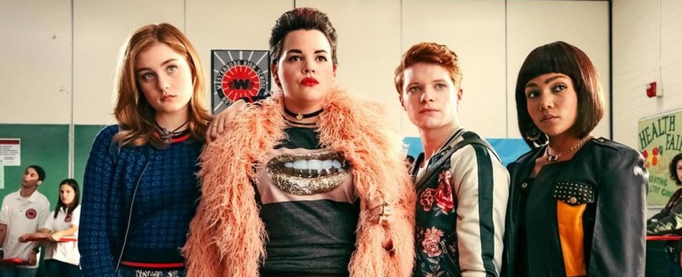 Der Hauptcast von „Heathers“: Veronica (Grace Victoria Cox) mit Heather (Melanie Field), Heather (Brendan Scannell) und Heather (Jasmine Mathews) – Bild: Paramount Network