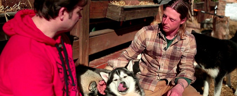 „Der Hundeprofi unterwegs“: Martin Rütter (l.) und Martin Eigentler mit Huskies – Bild: VOX