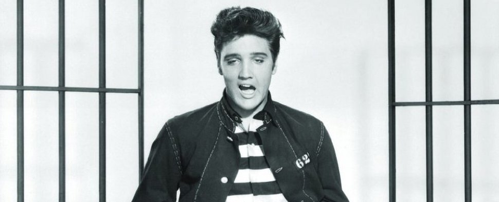 Der junge Elvis in „Jailhouse Rock – Rhythmus hinter Gittern“ – Bild: 1957 Warner Bros
