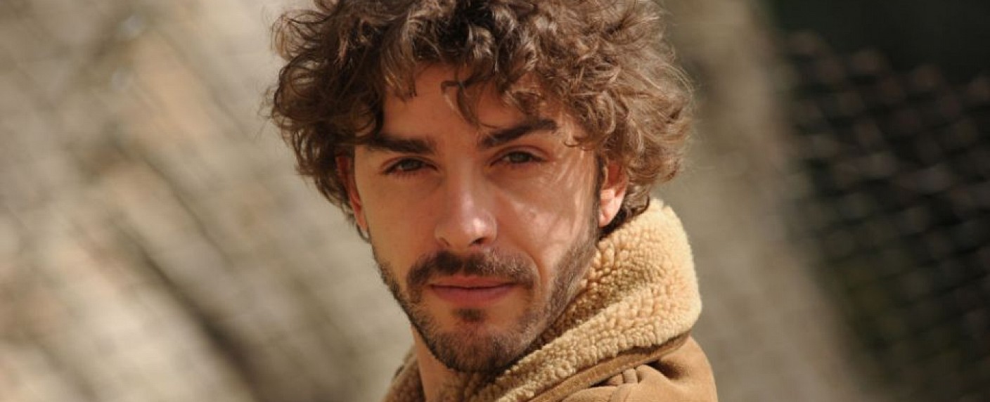 „Der junge Montalbano“ kommt über Servus TV nach Deutschland – Prequel von „Commissario Montalbano“ startet Ende Juli – Bild: Servus TV /​ Fabrizio Di Giulio