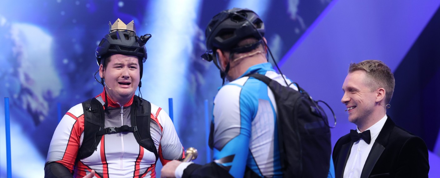 Quoten: „Kindsköpfe“ und „Hitwisser“ starten solide, auch Sat.1-Drama überzeugt – Steigerung für „Hartz Rot Gold“, „In aller Freundschaft“ etwas schwächer als gewohnt – Bild: TVNOW/​Frank W. Hempel