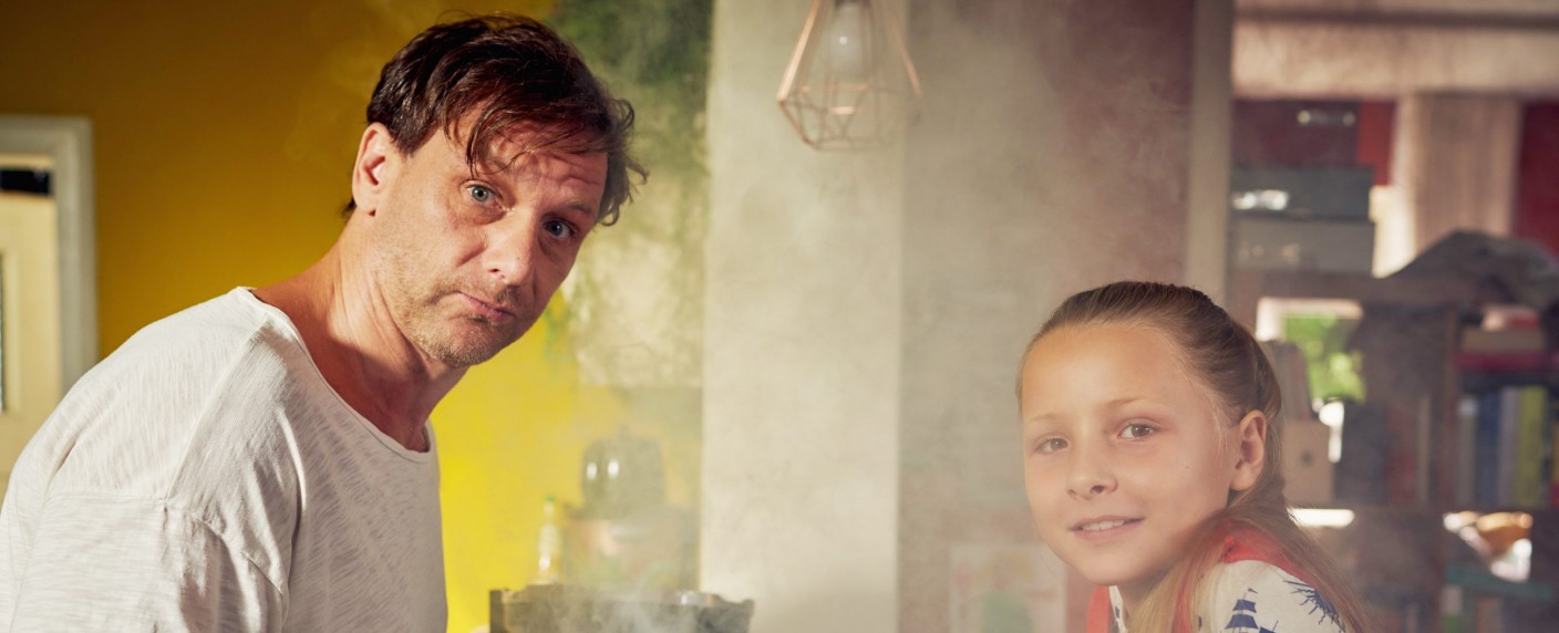 Quoten: „Der Lehrer“ nur knapp vor „Nord bei Nordwest“, auch „Bergdoktor“ stark – ProSieben-Show „Pokerface“ stürzt ab, Steigerung für „Das Berlin Projekt“ – Bild: TVNOW/​Frank Dicks